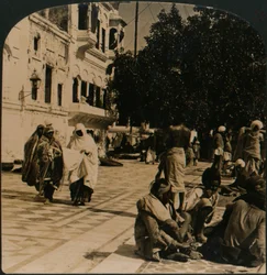 Im Hof des Goldenen Tempels. Amritsar, Indien, 1907