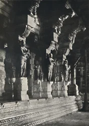 Inneres eines Hindutempels, Ceylon, 1926