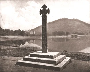 Inveraray Castle und keltisches Kreuz, Argyll, Schottland, 1894