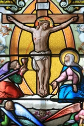 Jesus Christus am Kreuz. Glasfenster. Heiligtum Unserer Lieben Frau von La Salette, La Salette-Fallavaux, Frankreich