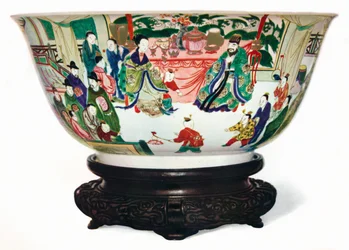 Kangxi-Periode Famille Verte Schale mit einer Szene des kaiserlichen Hofes, chinesisch, ca. 1705
