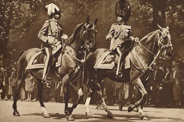 König Edward an der Spitze der Brigade der Wachen, dreht sich unbeeindruckt um, um nach dem Revolver zu fragen