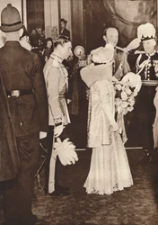 König Georg VI. und Königin Elizabeth verlassen ein Mittagessen zu Ehren der Krönung, 1937