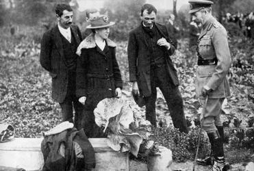 König Georg V. bewundert Schrebergärten auf dem Clapham Common, London, ca. 1910er-1920er, 1936