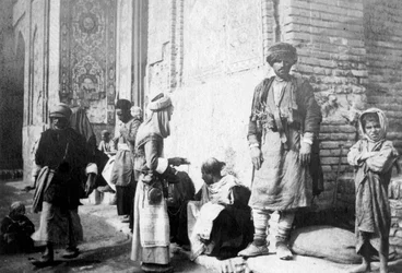 Kurdischer Barbier vor der Kazimain-Moschee, Irak, 1917-1919
