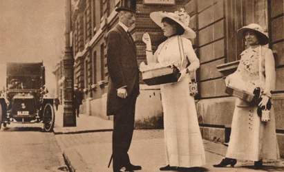 Lady Pilkington verkauft Rosen am ersten Jahrestag des Alexandra Rose Day, 25. Juni, 1913 1935