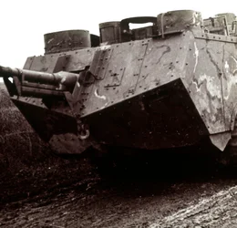Großer Panzer in Bewegung, ca. 1914-1918