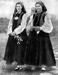 Lettische Frauen in traditioneller Tracht