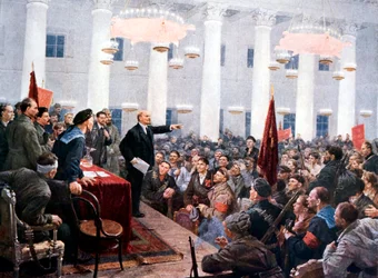 Lenin spricht zu den Abgeordneten des 2. Sowjetkongresses, Smolny-Palast, St. Petersburg, 1917