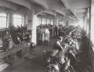 Linsenverarbeitung in der Fabrik der Optisch-Mechanischen Vereinigung in Petersburg, 1916