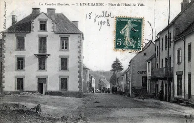 Limousin, Correze (19), Eygurande: Ansicht des Place de l