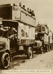 Londoner Busse bringen schottische Truppen an die Front, Erster Weltkrieg, 1914, 1935