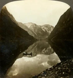 Blick auf den tiefen, stillen Naerofjord, nahe Gudvangen, Norwegen
