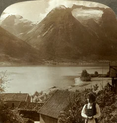 Blick von Hjelle über den ruhigen Strynns-See zu den steilen Gletschern des Mt. Skaala, Norwegen, ca. 1905