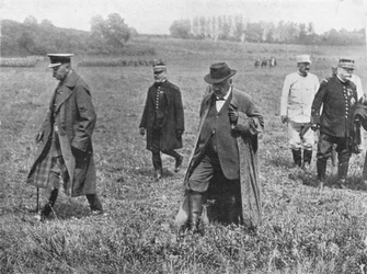 Lord Kitcheners Besuch an der Front: Lord Kitchener, M. Millerand und General Joffre beim Verlassen nach
