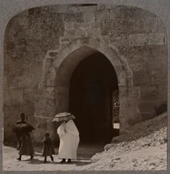 Mohammedanische Frauen betreten Jerusalem durch das Herodstor, ca. 1900