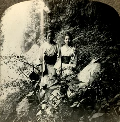 Mädchen des Landes der aufgehenden Sonne, unter den Kogijoku-Wasserfällen, ca. 1900
