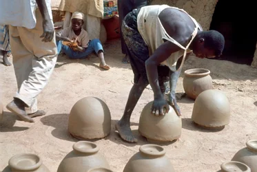 Töpfern ohne Rad, Nigeria, um 1966