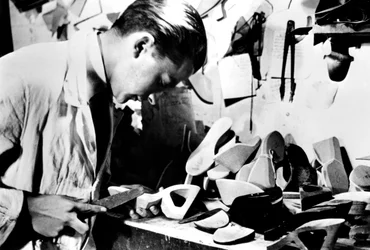 Herstellung von Holzschuhsohlen, deutsch besetztes Paris, Februar 1941