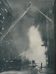 Massierte Kräfte des modernen Feuerwehrmanns gegen einen Stadtbrand, um 1935