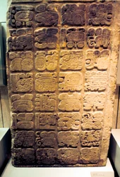 Maya-Sturz, der die neun Generationen von Herrschern in Yaxchilan auflistet, 450-550