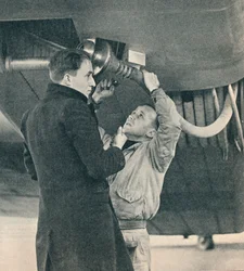 Methode zur Betankung von Flugzeugen, entwickelt von Sir Alan Cobham, ca. 1936-1937