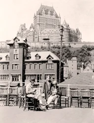 Miss Simpson & Jeane auf dem Deck des Dampfschiffs, Île d