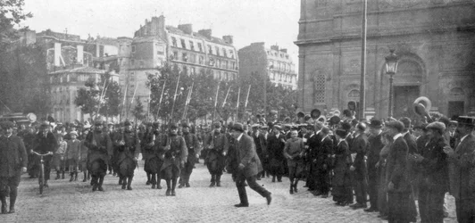 Mobilisierte französische Truppen marschieren in Paris, Frankreich, August 1914