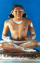Modell eines sitzenden Schreibers, altägyptisch, 5. Dynastie, 2498-2345 v. Chr.