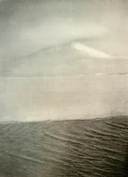 Mount Erebus vom Eisfuß, ca. 1908, 1909