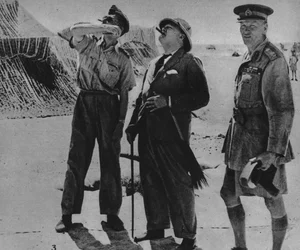 Mr. Churchill mit Sir A. Tedder und Gen. Auchinleck