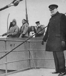 Mr. Churchill mit einer britischen und amerikanischen Geschützmannschaft, 1943-44