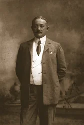 Mr. H. J. King, 1911
