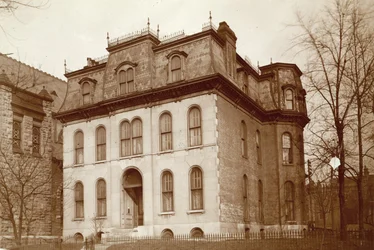 Wohnsitz von Mrs. Fred Paramore (geb. Nellie Haseltine). Nordseite der Pine Street, östlich der 28. Straße