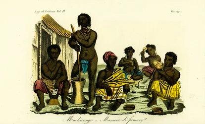 Muchicongo-Männer und viele Frauen vor einer Hütte, Angola