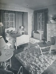 Kinderzimmer von W. & J. Sloane, mit cremefarbenen Möbeln und flauschigen weißen Teppichen auf blau gestrichenem Boden