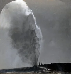 Old Faithful, Königin der Geysire, Yellowstone-Nationalpark, Wyoming, USA, 1904