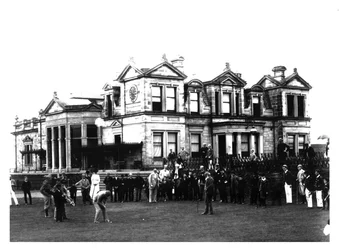 Old Tom Morris vor dem Clubhaus des Old Course in St. Andrews in Schottland, ca. 1900