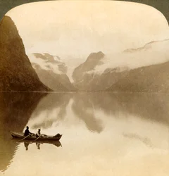 Am düsteren See Olden, zwischen wolkenverhangenen Bergen, zum Maelkevold-Gletscher, Norwegen