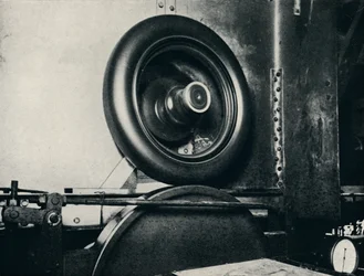 Einer der Reifen von Sir Malcolm Campbell bei 300 mph, 1937