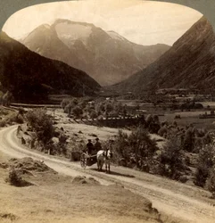 Über fruchtbare Felder des Vide-Tals, nahe Skaare, zu den eisigen Höhen von Herrn Skaala, 6360 Fuß, Norwegen