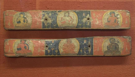 Paar Manuskriptdeckel: Prajnaparamita flankiert von Bodhisattvas oben... 12. Jahrhundert