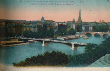 Panorama des Flusses Seine mit dem Eiffelturm in der Ferne, Paris, ca. 1920