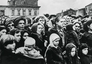 Menschen der russischen Stadt Smolensk nach ihrer Befreiung durch die Rote Armee