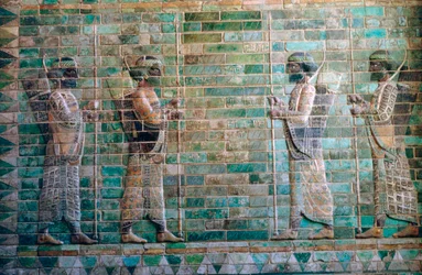 Persisches Relief von Bogenschützen der persischen Königsgarde