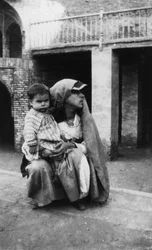Persische Frau und Kind, 1917-1919