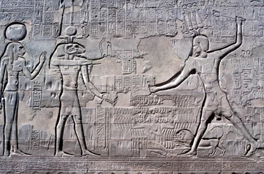 Pharao schlägt seine Feinde, Tempel von Khnum, ptolemäische und römische Perioden