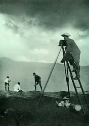 Fotografieren am Kraterrand, Aso-San, 1910