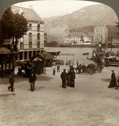 Malerische alte Festung Bergenhus, von einem Platz in der modernen Stadt, Bergen, Norwegen, 1905
