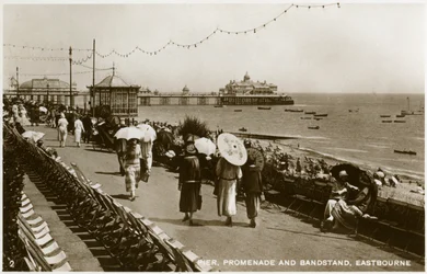 Pier, Promenade und Musikpavillon, Eastbourne, Sussex, ca. 1920er